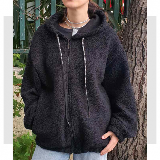 OVERSIZE ζακέτα με κουκούλα και τσέπες. Εχει κορδόνια μαζεύουν την κουκούλα και λάστιχο στην μέση