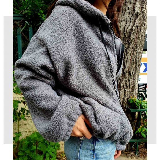 OVERSIZE ζακέτα με κουκούλα και τσέπες. Εχει κορδόνια μαζεύουν την κουκούλα και λάστιχο στην μέση