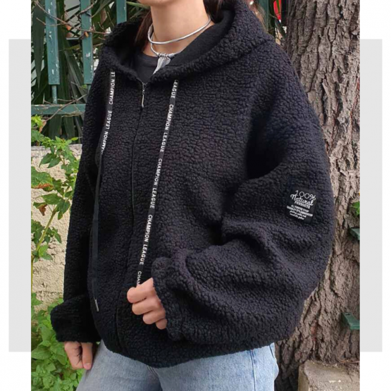 OVERSIZE ζακέτα με κουκούλα και τσέπες. Εχει κορδόνια μαζεύουν την κουκούλα και λάστιχο στην μέση