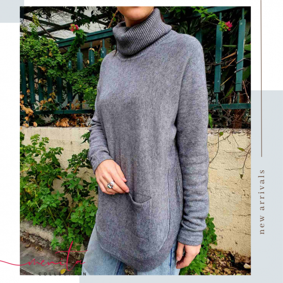 Μπλουζοφόρεμα με ζιβάγκο και διακοσμητικά τσεπάκια στο μπροστινό μέρος κουμπάκια στο πίσω μέρος. Μαλακή πλέξη & άνετη γραμμή. 