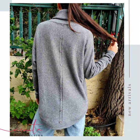 Μπλουζοφόρεμα με ζιβάγκο και διακοσμητικά τσεπάκια στο μπροστινό μέρος κουμπάκια στο πίσω μέρος. Μαλακή πλέξη & άνετη γραμμή. 