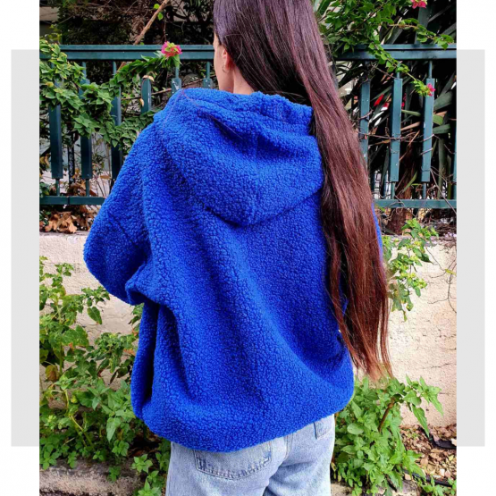 OVERSIZE ζακέτα με κουκούλα και τσέπες. Εχει κορδόνια μαζεύουν την κουκούλα και λάστιχο στην μέση