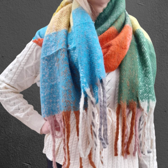 Κασκόλ με μαλακή υφή για πρωινές εμφανίσεις. Το πατρον παρουσιάζει διάφορα χρώματα όπως γαλάζι, πράσινο, κίτρινο, πορτοκαλί. Κρόσσια στις άκρες και κανονικό μήκος.