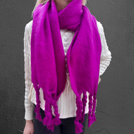 Κασκόλ με μαλακή υφή για όλες τις περιστάσεις. Κρόσσια στις άκρες και με κανονικό μήκος.