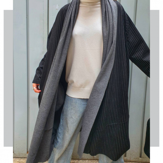 Onersize μακριά ριγέ ζακέτα - μπροστινή όψη. 