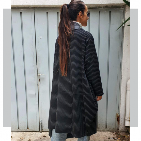 Onersize μακριά ριγέ ζακέτα - πίσω όψη. 