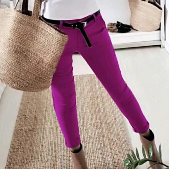 Εφαρμοστό παντελόνι με ζώνη δερματίνη. Τελείωμα λίγο πάνω από τον αστράγαλο. 