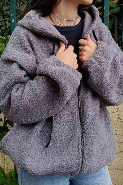 OVERSIZE ζακέτα με κουκούλα και τσέπες. Εχει κορδόνια μαζεύουν την κουκούλα και λάστιχο στην μέση