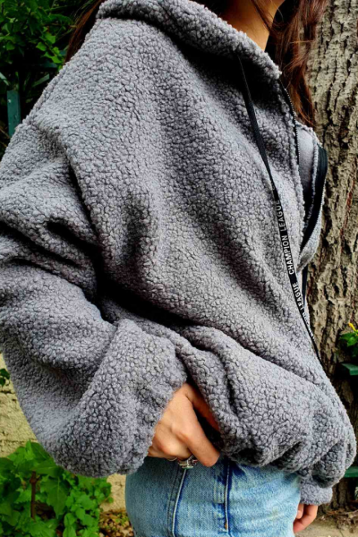 OVERSIZE ζακέτα με κουκούλα και τσέπες. Εχει κορδόνια μαζεύουν την κουκούλα και λάστιχο στην μέση