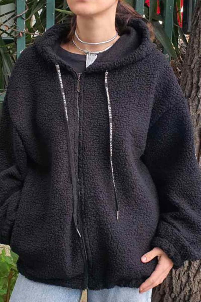 OVERSIZE ζακέτα με κουκούλα και τσέπες. Εχει κορδόνια μαζεύουν την κουκούλα και λάστιχο στην μέση