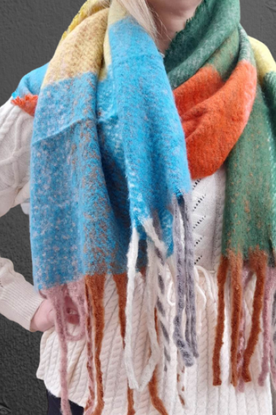 Κασκόλ με μαλακή υφή για πρωινές εμφανίσεις. Το πατρον παρουσιάζει διάφορα χρώματα όπως γαλάζι, πράσινο, κίτρινο, πορτοκαλί. Κρόσσια στις άκρες και κανονικό μήκος.