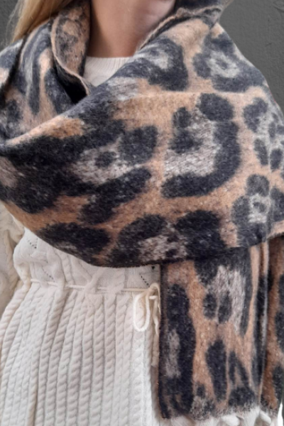 Πλεκτό λεοπάρ κασκόλ με κρόσσια στισ άκρες. Κανονικό μήκος