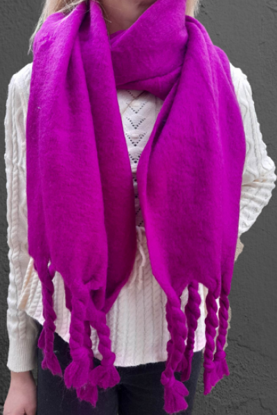 Κασκόλ με μαλακή υφή για όλες τις περιστάσεις. Κρόσσια στις άκρες και με κανονικό μήκος.