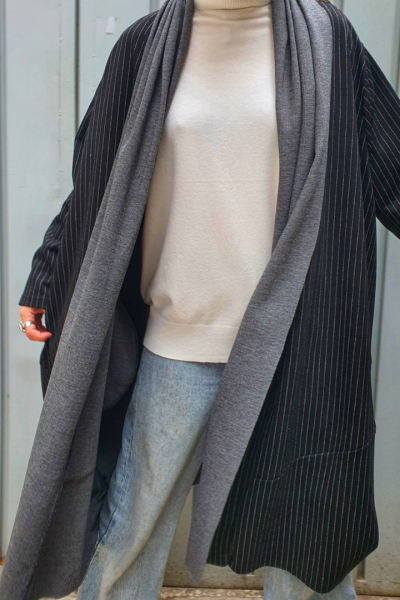 Onersize μακριά ριγέ ζακέτα - μπροστινή όψη. 