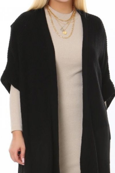 Πλεκτή μακριά ζακέτα με άνοιγμα στο πλάι, με κοντό μανικάκι.