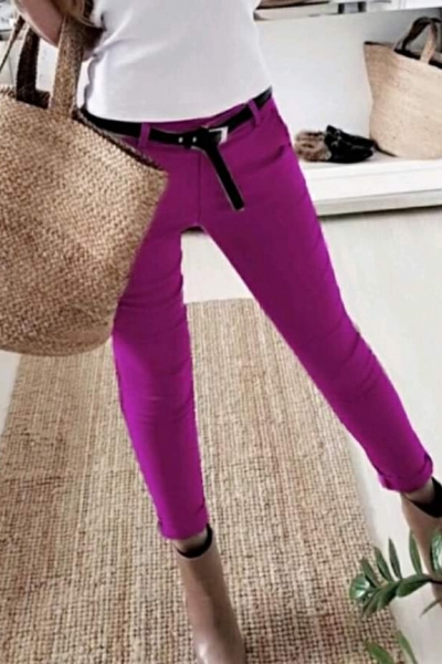 Εφαρμοστό παντελόνι με ζώνη δερματίνη. Τελείωμα λίγο πάνω από τον αστράγαλο. 