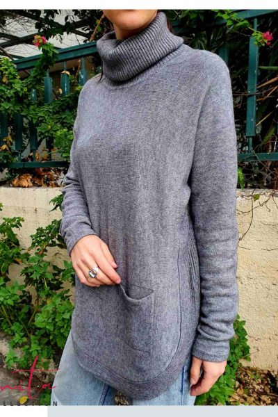 Μπλουζοφόρεμα με ζιβάγκο και διακοσμητικά τσεπάκια στο μπροστινό μέρος κουμπάκια στο πίσω μέρος. Μαλακή πλέξη & άνετη γραμμή. 