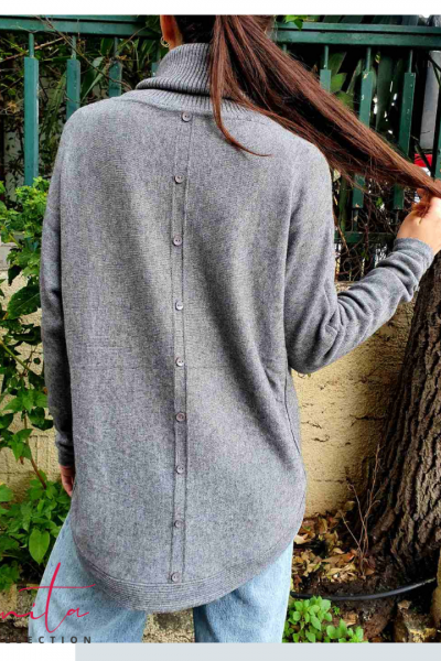 Μπλουζοφόρεμα με ζιβάγκο και διακοσμητικά τσεπάκια στο μπροστινό μέρος κουμπάκια στο πίσω μέρος. Μαλακή πλέξη & άνετη γραμμή. 