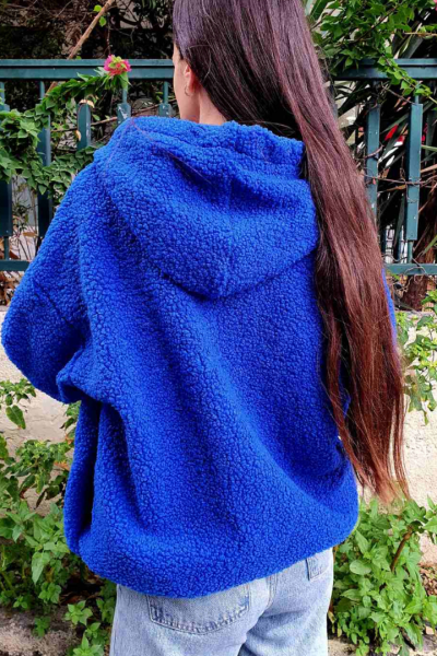 OVERSIZE ζακέτα με κουκούλα και τσέπες. Εχει κορδόνια μαζεύουν την κουκούλα και λάστιχο στην μέση