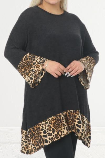 Μπλουζοφόρεμα ασύμμετρο, σε Fleece ύφασμα. Τιγρέ πατρον στο τελείωμα των μανικιών και στο περιμετρικά στο τέλος της μπλούζας