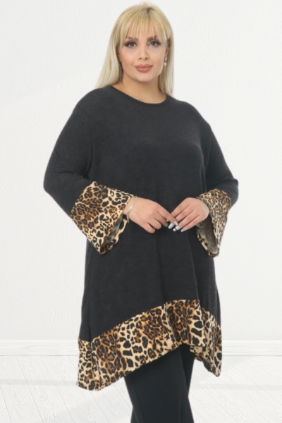Μπλουζοφόρεμα ασύμμετρο, σε Fleece ύφασμα. Τιγρέ πατρον στο τελείωμα των μανικιών και στο περιμετρικά στο τέλος της μπλούζας